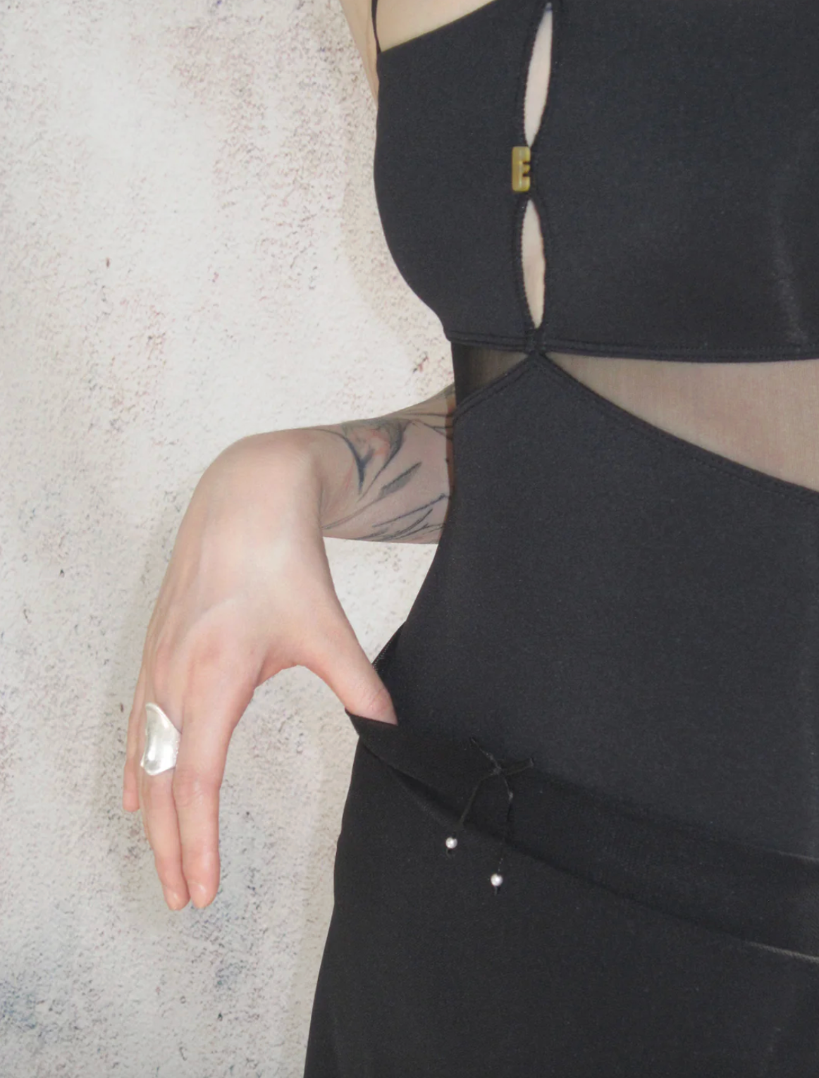 Black Yuan'shi Strap Geometric Edges Design