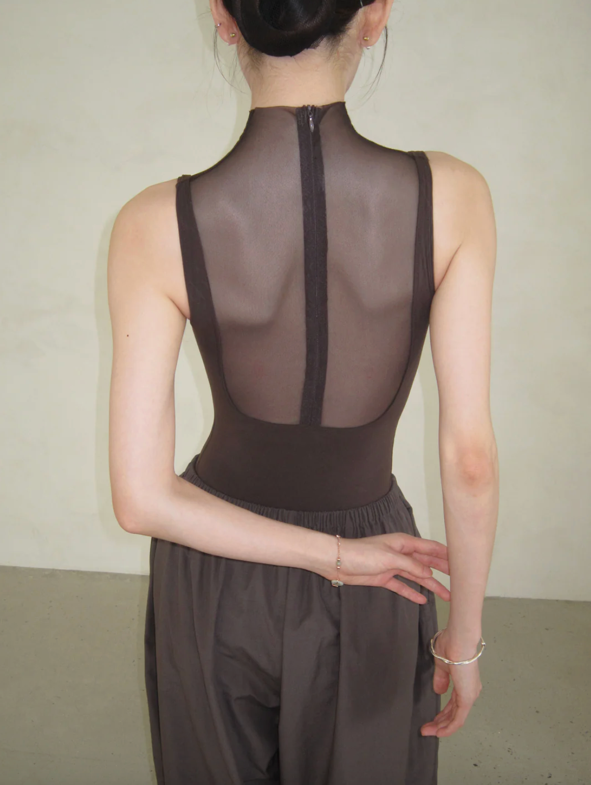 Leotardo High-Neck Dark Chocolate Mesh with Flowing Texture